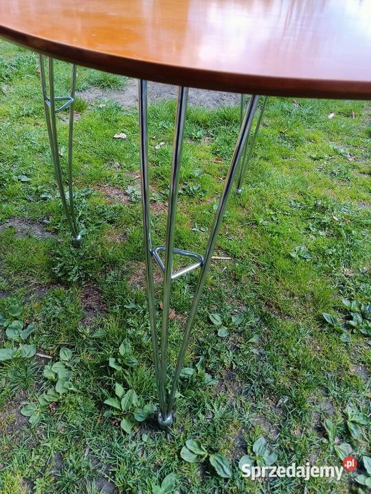Stół okrągły na metalowych nogach