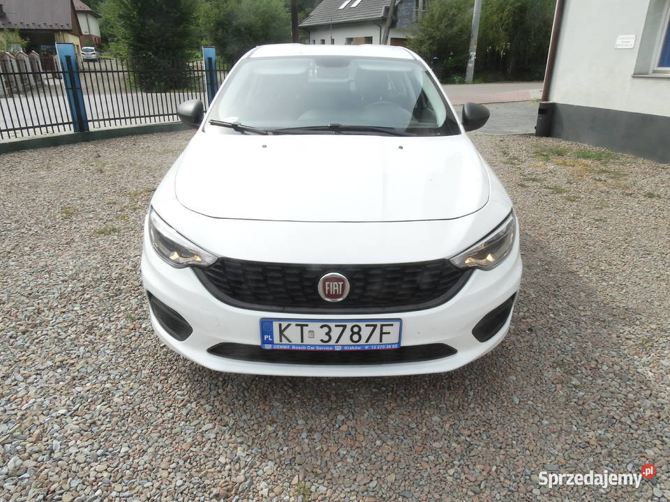Fiat Tipo wypożyczalnia wynajem samochodu Przebieczany