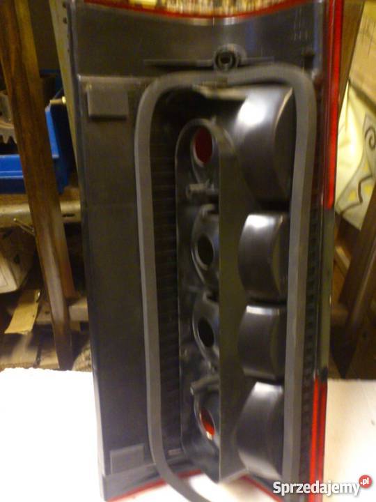 Lampa tylna zespolona prawa 2206920