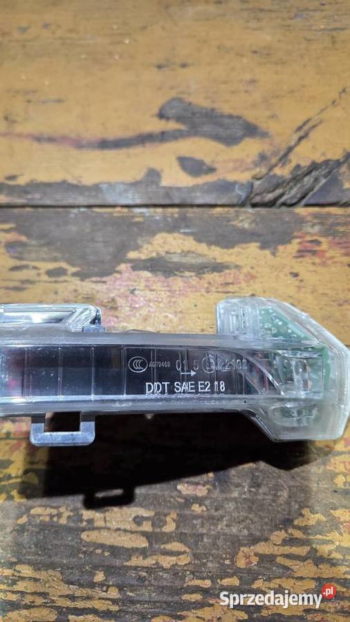 Kierunkowskaz prawego lusterka vw passat b8 Tryńcza