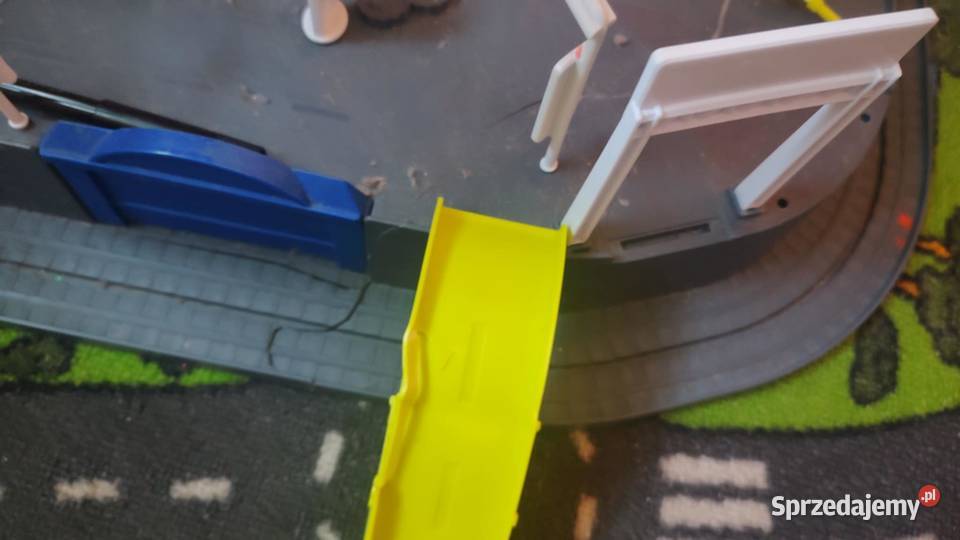 Parking majorette ogromny garaż centrum pościgu