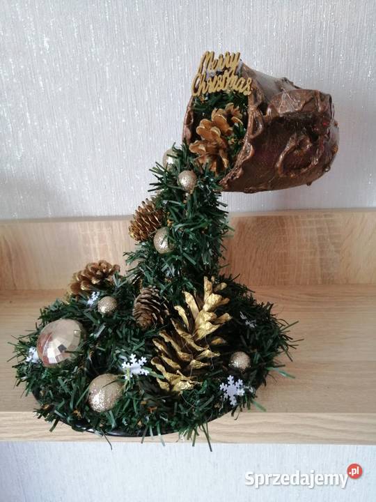 Wylewające się szyszki i bombki z