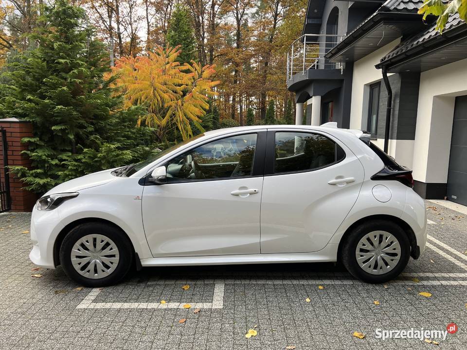 Toyota Yaris 10 benzyna 72 2021 Przebieg 21000 Żyrardów