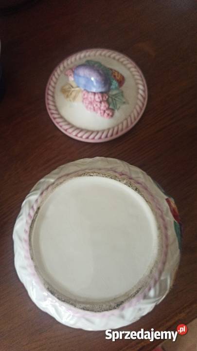 Pojemnik z truskawkami i śliwkami