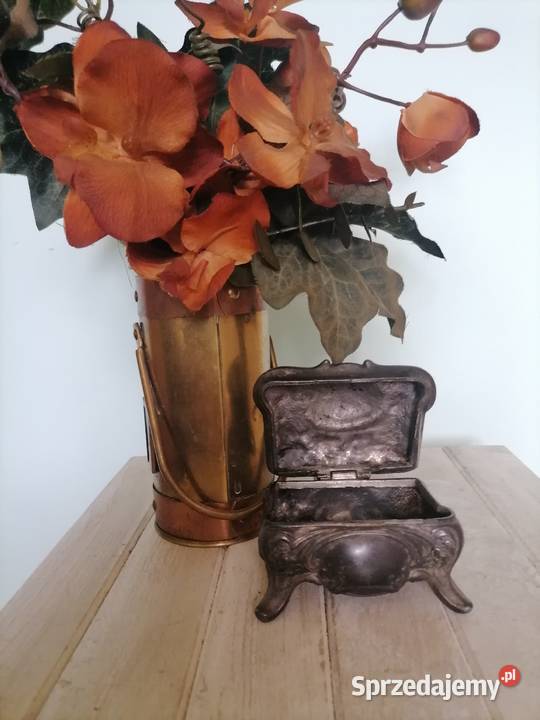 Stara szkatułka zdobiona ornamentami Kraków