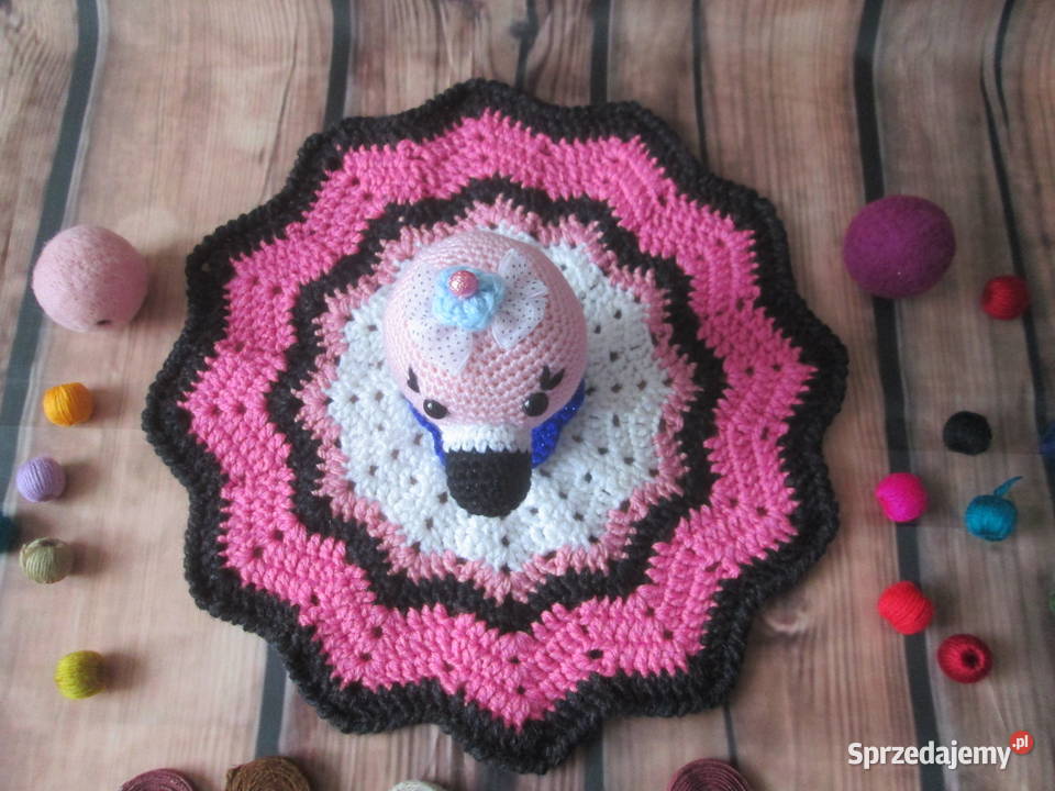 Szydełkowy mały kocyk amigurumi przytulanka Sokółka
