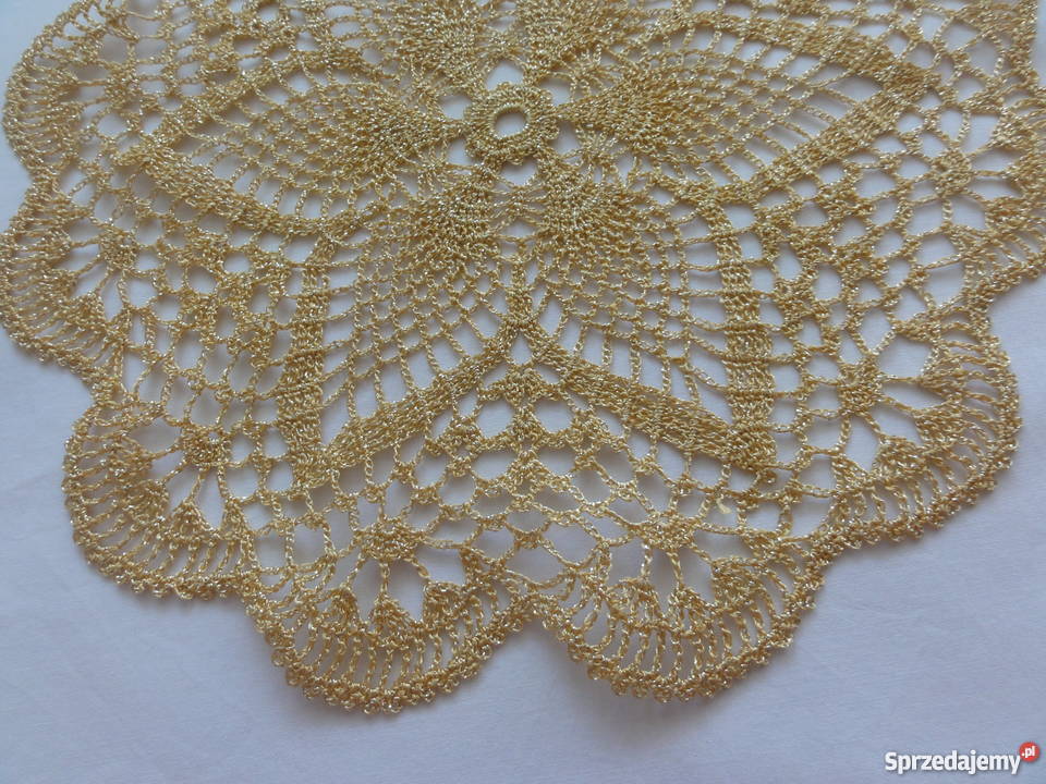 Złota serwetka robiona ręcznie na szydełku