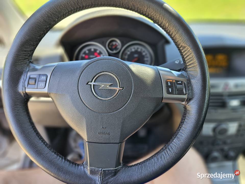 Opel Astra kombi przestronne i funkcjonalne auto benzyna Astra Gdańsk