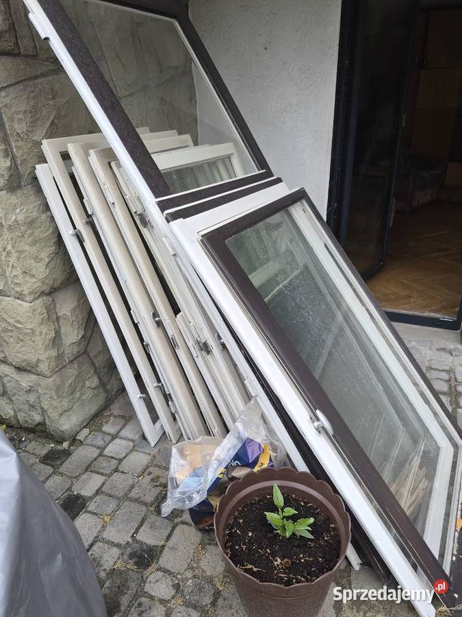 Stare drewniane ramy okienne z szybami i Mikołów