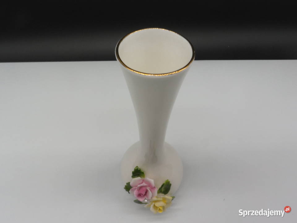 Wazon z porcelany kostnej Staffordshire z różami Raszków