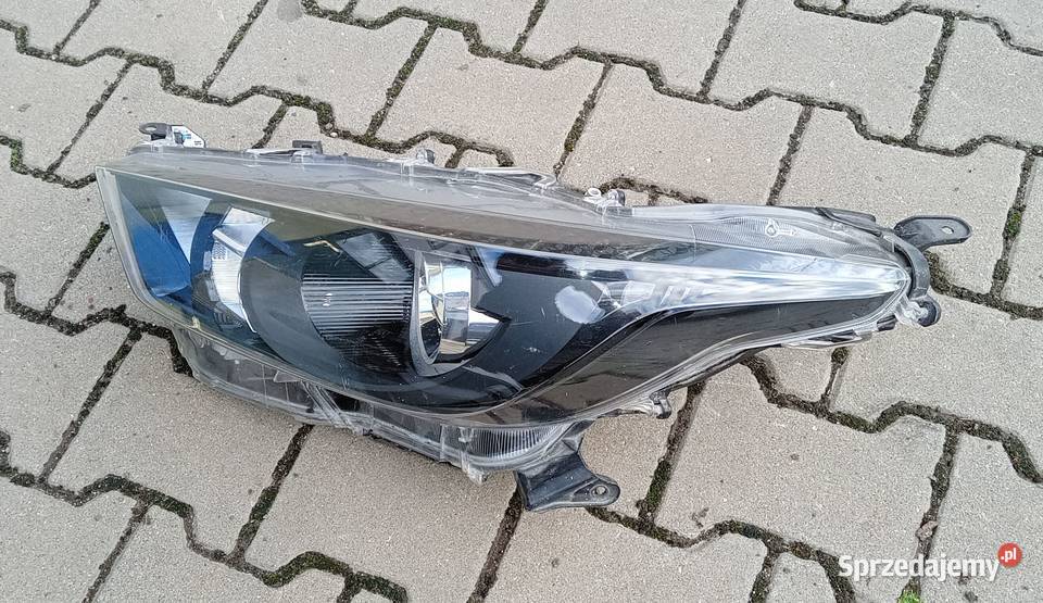 Toyota Yaris IV reflektor lampa lewy przód wielkopolskie Przeźmierowo sprzedam