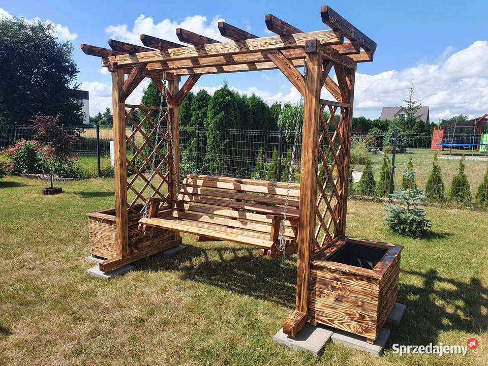 Huśtawka ogrodowa z pergolą i donicami