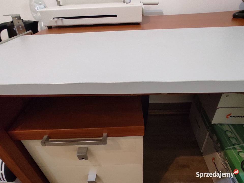 Szara półka z szyną na klawiaturę pod biurko Straszyn