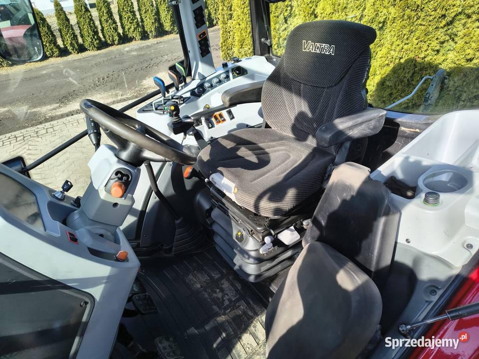 Valtra A134 z ładowaczem lubelskie Grabów Szlachecki