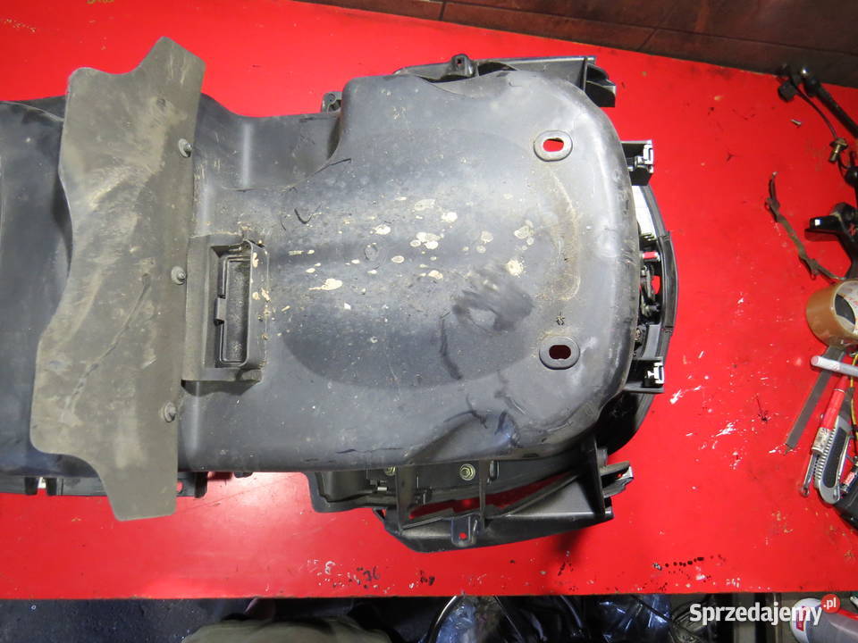 PIAGGIO X8 125 200 250 kufer schowek pod sprzedam