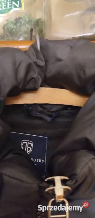 Czarny płaszcz zimowy z kapturem który posiada opolskie