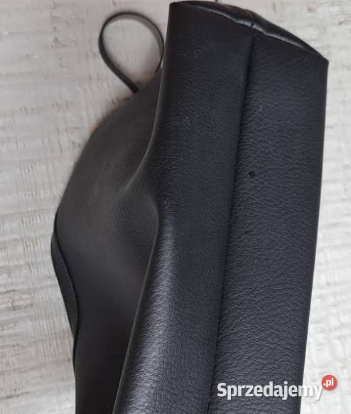 Czarna kopertówka z ekoskóry z paskiem na rękę Torby i torebki Trąbki Wielkie