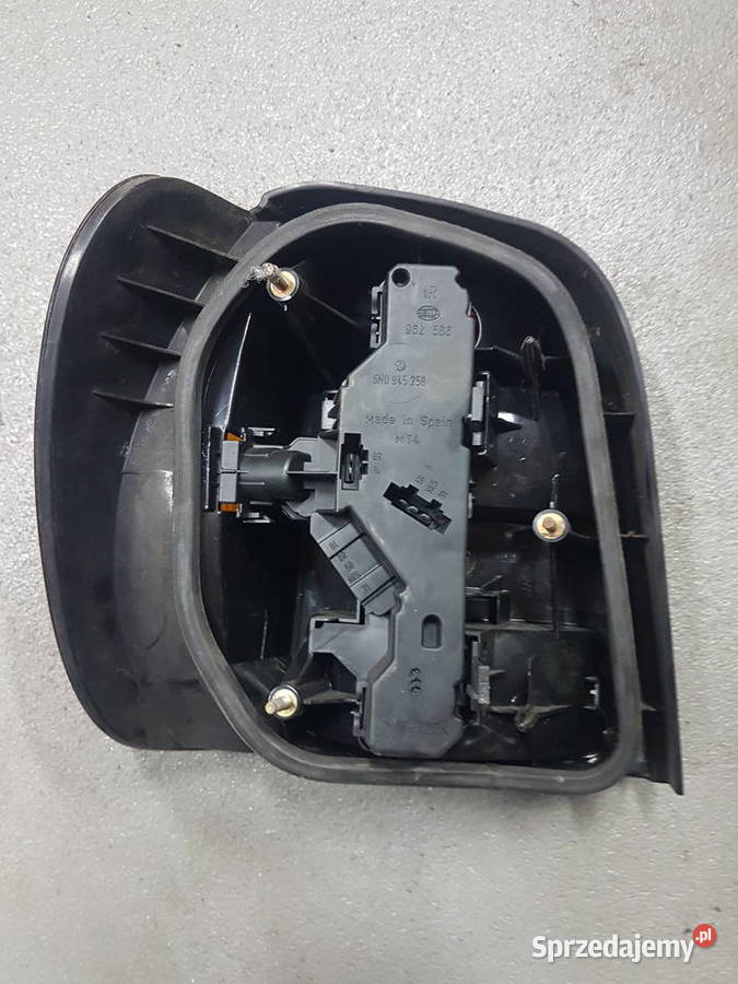 VW POLO 6N 1997 LAMPA TYLNA PRAWA HELLA