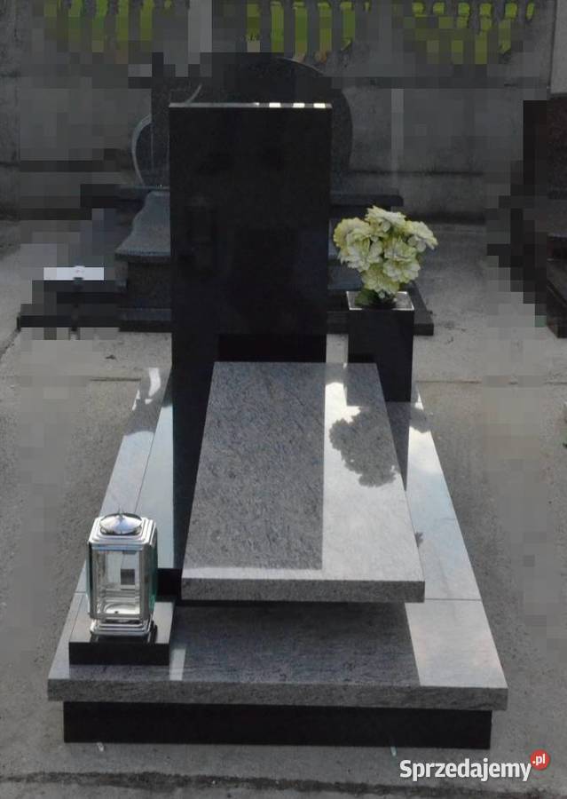 Nagrobki granitowe i Kostka wokół grobu Brynica