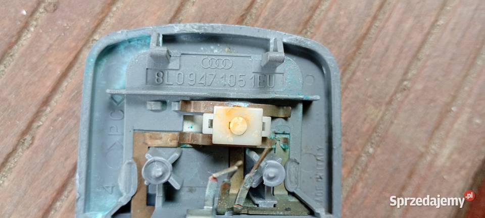 Audi A3 8L LAMPKA PODSUFITKI 8L0947105 osobowe