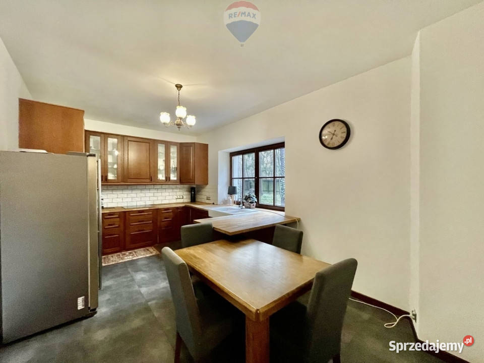 Podmiejska mała willa otoczona sosnami Sprzedaż