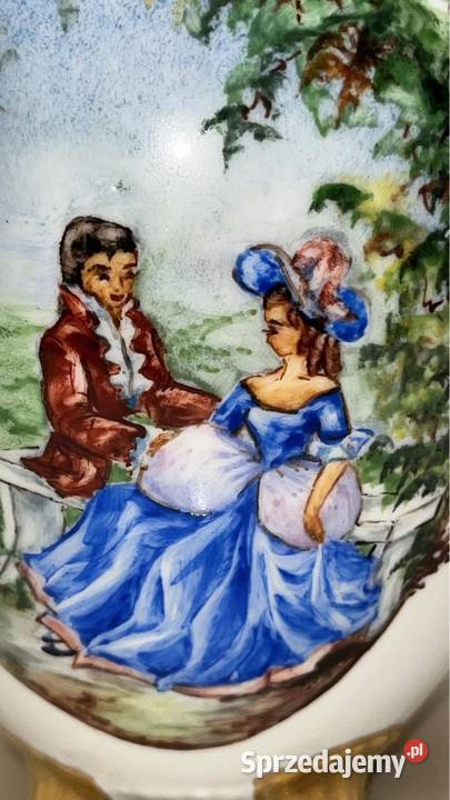 Wazon ze scenkami dworskimi w dwóch medalionach