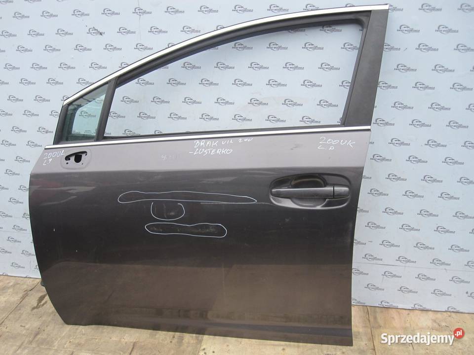 TOYOTA AVENSIS T27 III 10r drzwi lewe przód osobowe