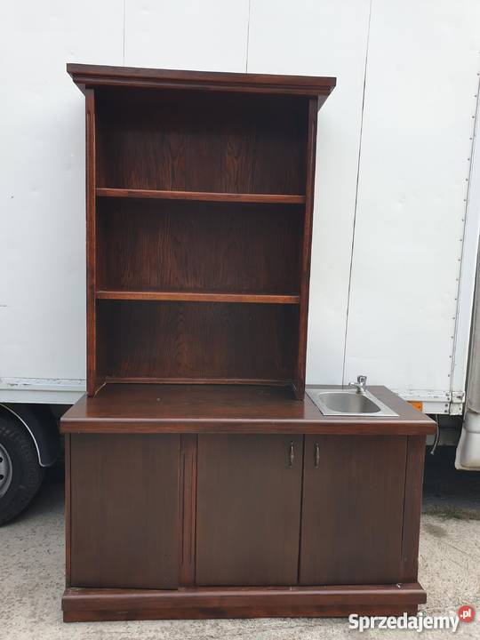 Regał ścienny również jako wyposażenie baru