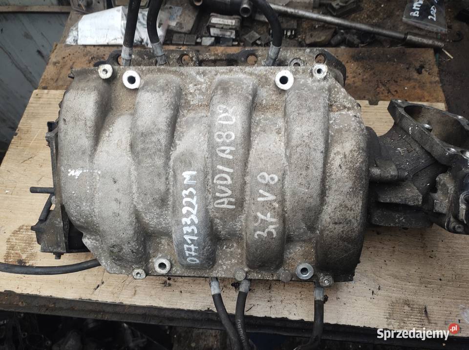 AUDI A8 D2 37 V6 kolektor ssący 077133223M osobowe Kielce