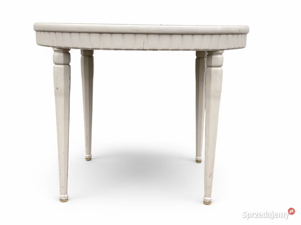 Stylowy biały stolik z czterema krzesłami