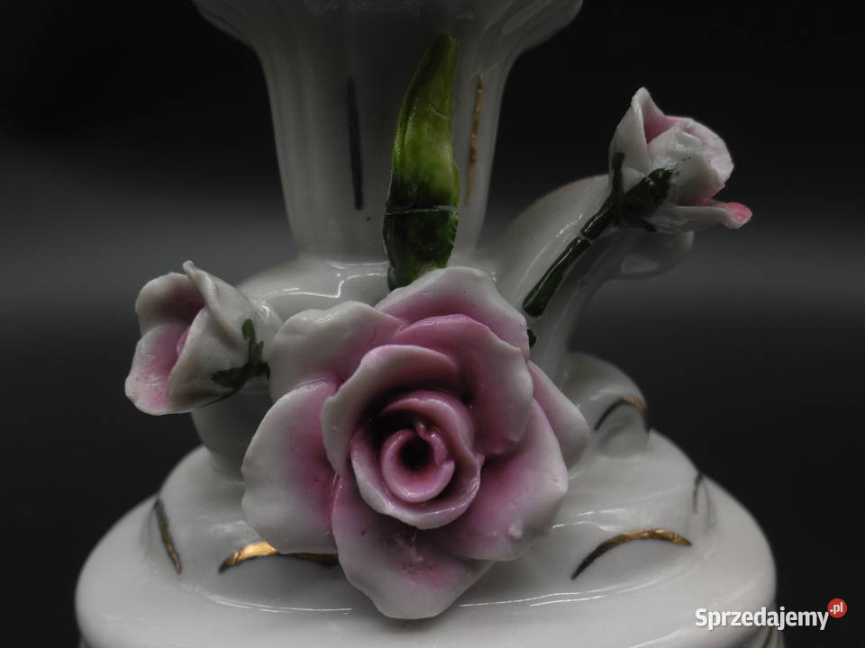 Porcelanowy świecznik ozdobiony różowymi różami Porcelana i szkło