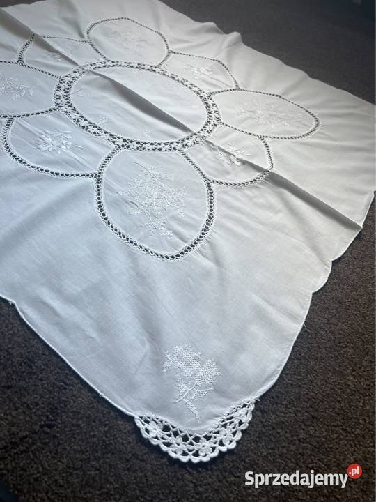 Obrus biały szydełkowy haftowany biały