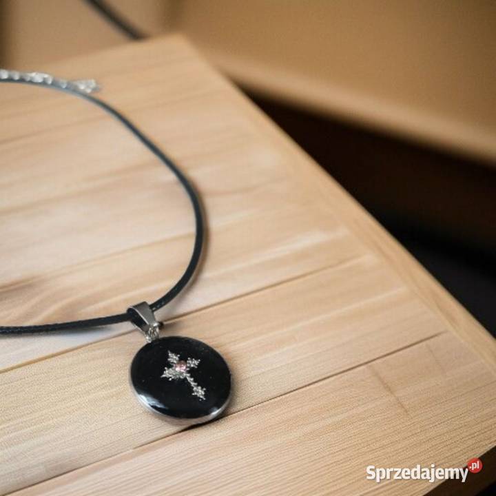 Elegancki wisiorek z krzyżykiem w żywicy na podkarpackie Sanok