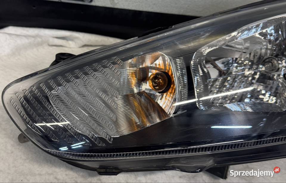 Lampa lewy przód Ford Fiesra MK7 Lift 1317 lewe Jasienica