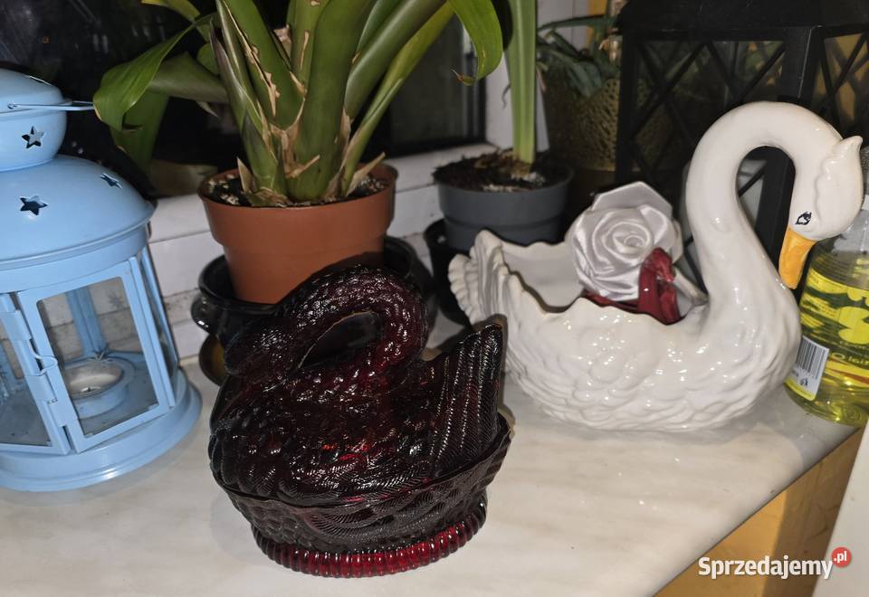 Łabędź rubinowy bomboniera szkło