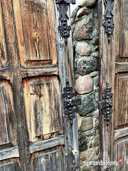 Drewniane drzwi garażowebrama z pięknymi