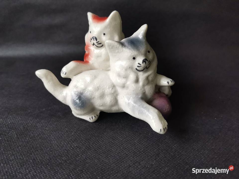 Stara porcelanowa figurka Koty z Piłką Katowice
