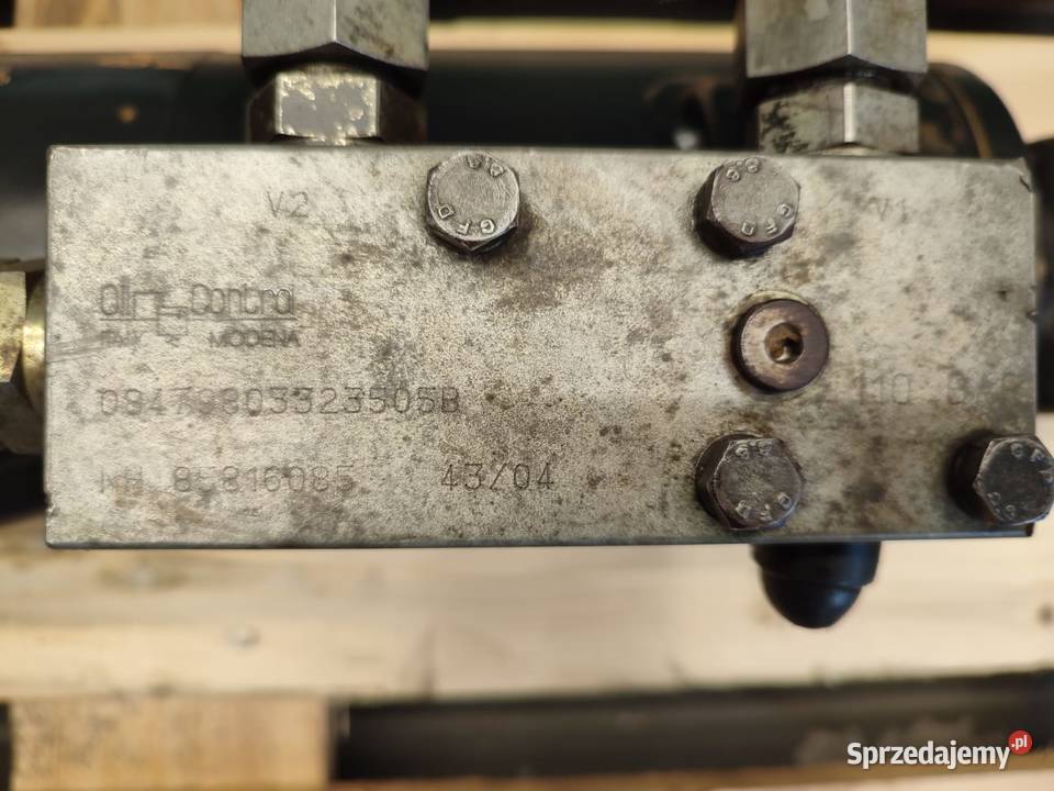 Siłownik hydrauliczny wychyłu łyżki MANITOU MLT Pozostałe