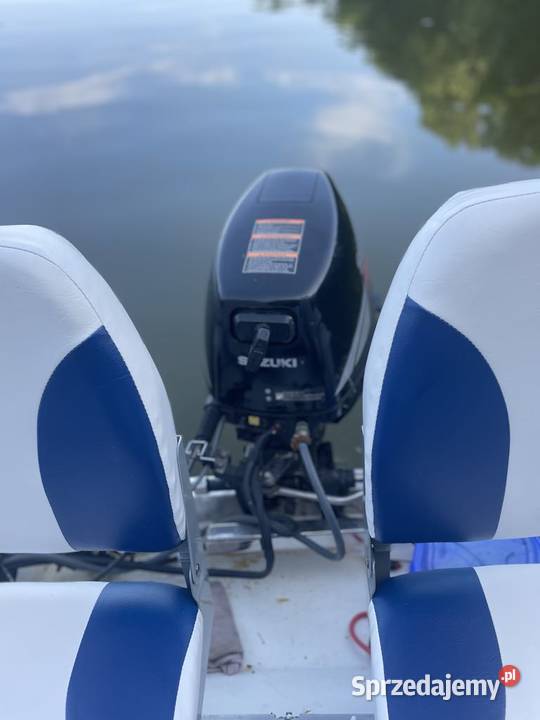 Łódź motorowa kabinowa z silnikiem