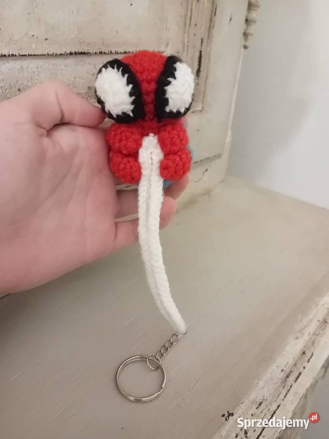 Breloczek spiderman na szydełku szydełkowy Sieradz