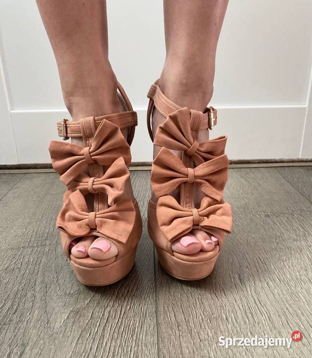 Nowe buty skórzane pudrowy róż szpilki Office Nisko