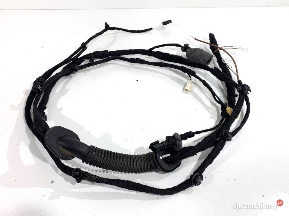 WIĄZKA KLAPY BAGAŻNIKA TYŁ AUDI Q8 30 286