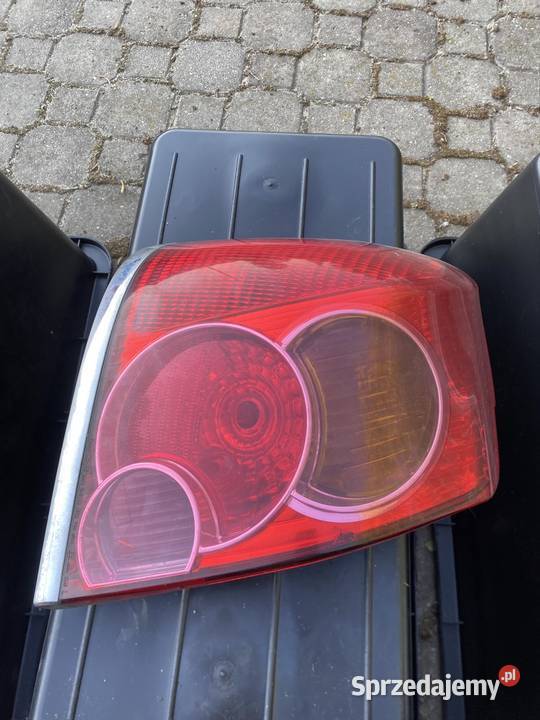 Lampa tylna lewa w błotnik tył Toyota Avensis Kamocin