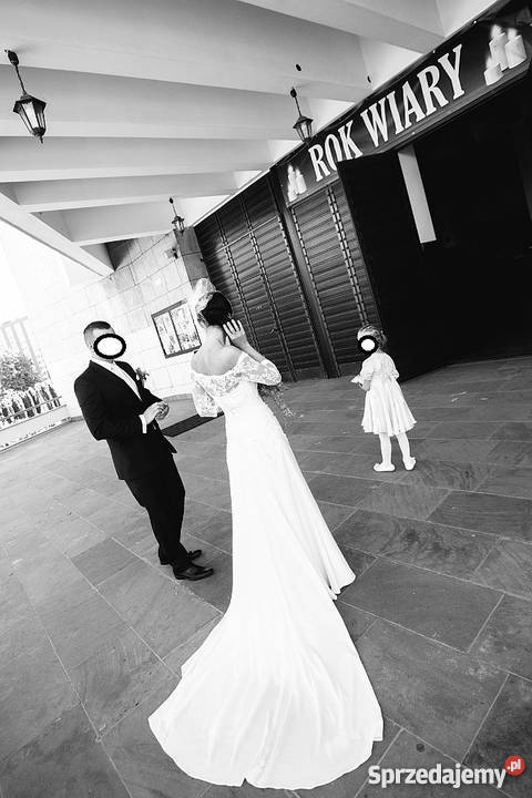 Piękna suknia ślubna z toczkiem