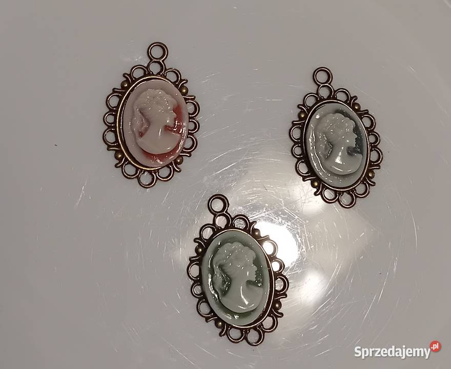 Trzy małe kamee oprawione w misiądz około połowy Koźminek sprzedam