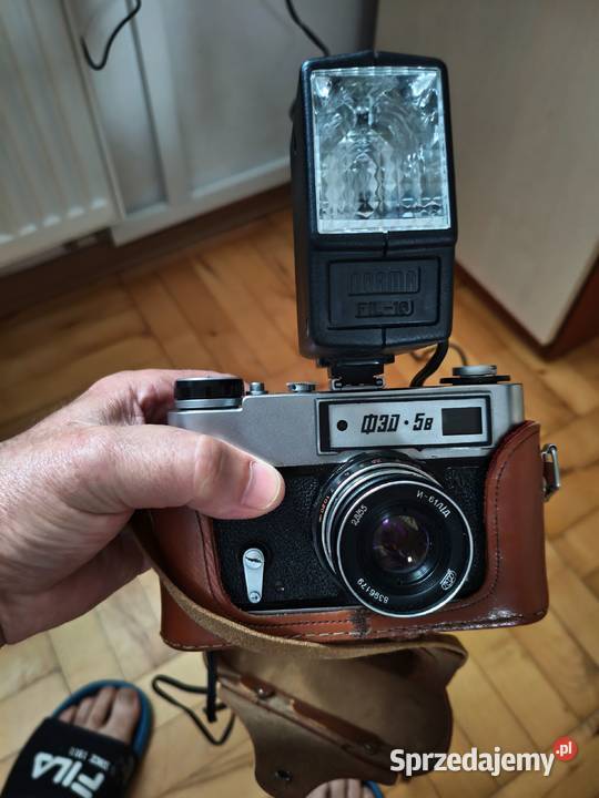 stary sprawny aparat fotograficzny z lampą
