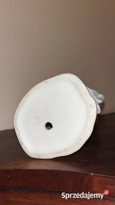 Piękna wysoka figurka dziewczyny z bukietem Bez Gdańsk