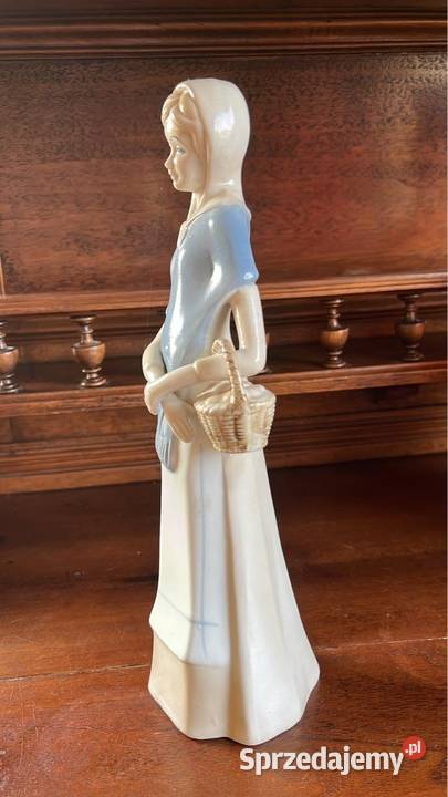 Figurka dziewczyny koszykiem Bez sygnatury Wys Gdańsk sprzedam