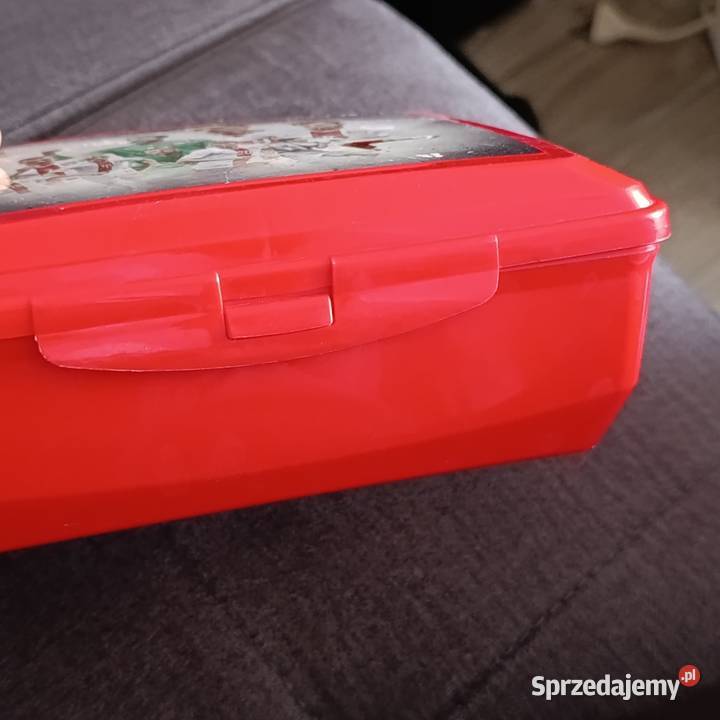 czerwony lunchbox z grafiką przedstawiającą Poznań