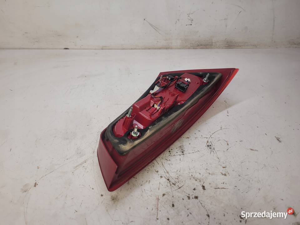 LAMPA PRAWY TYŁ W KLAPĘ AUDI A1 8X3 8X0945094B osobowe Przystajń
